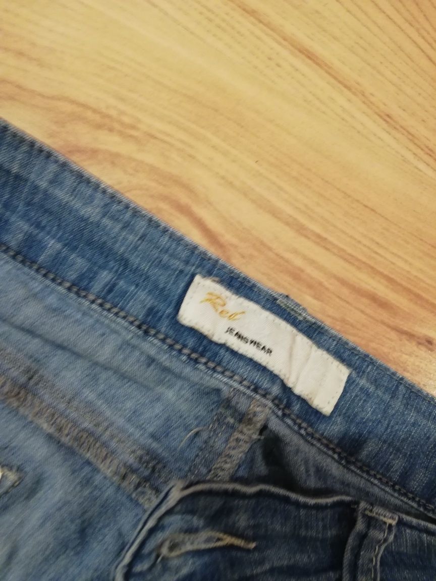 Jasne jeansy