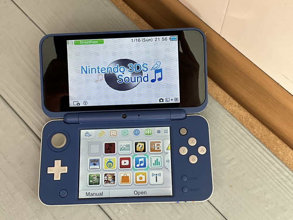 New Nintendo 2DS XL Zelda Hylian Shield Edition