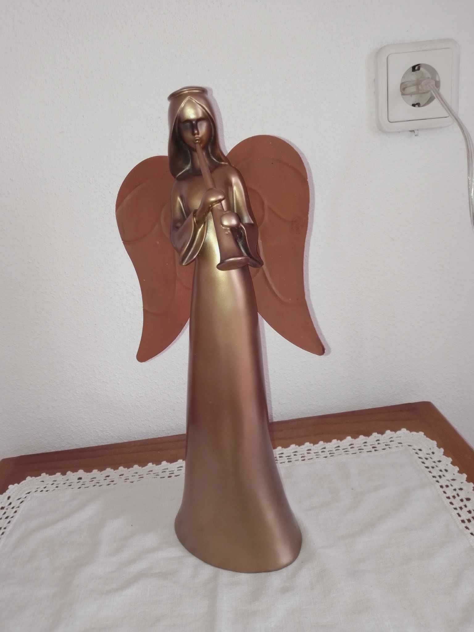 Anjo dourado em pé