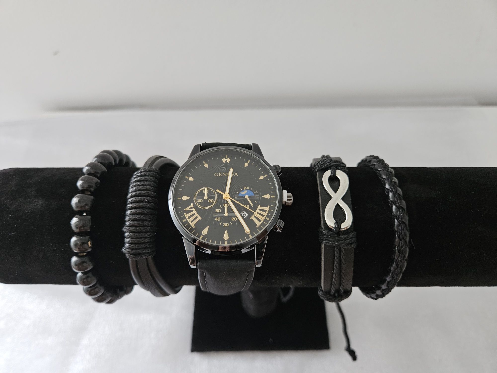 Relógio e pulseiras