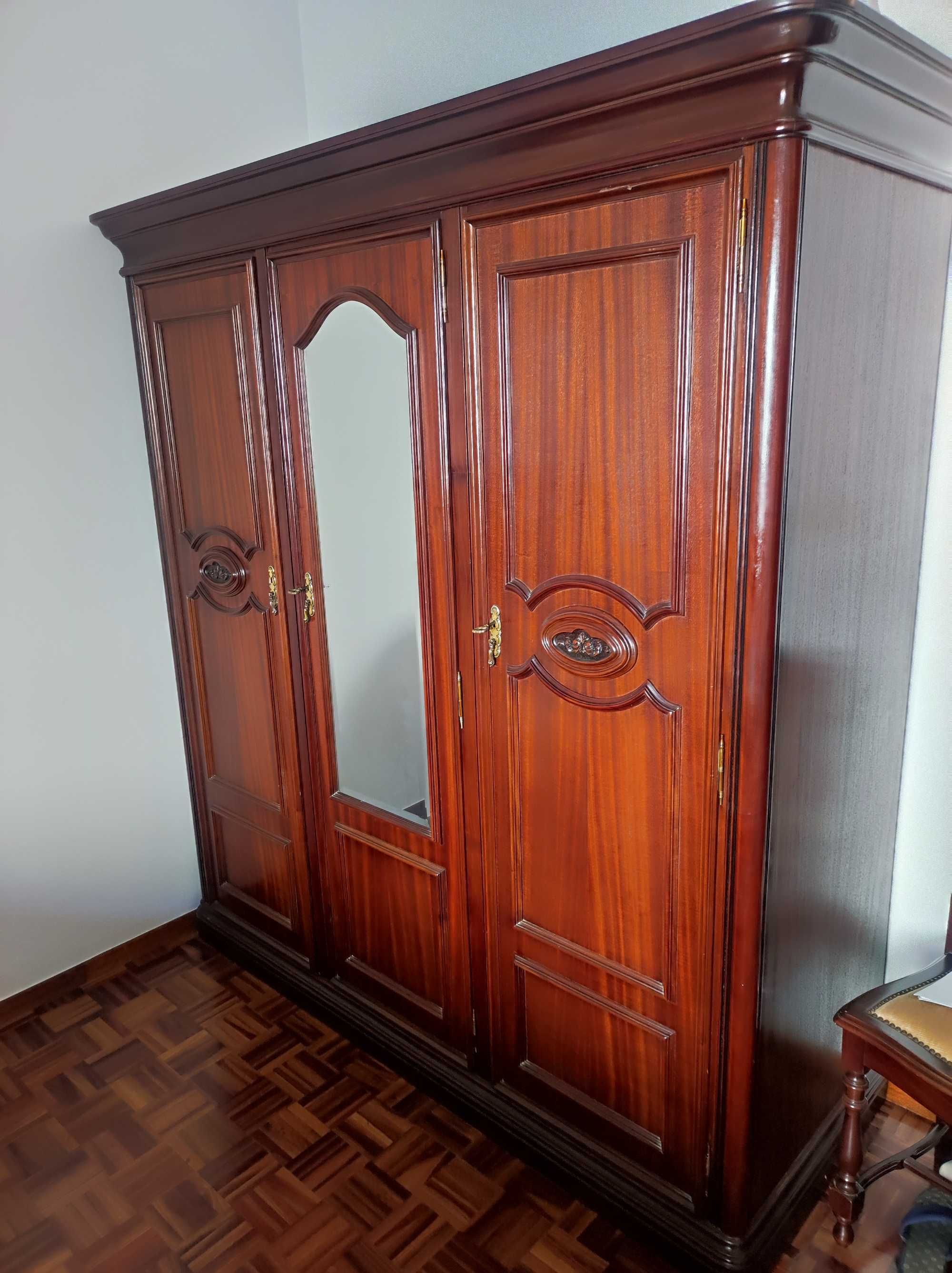 Mobília de quarto em excelente estado de conservação