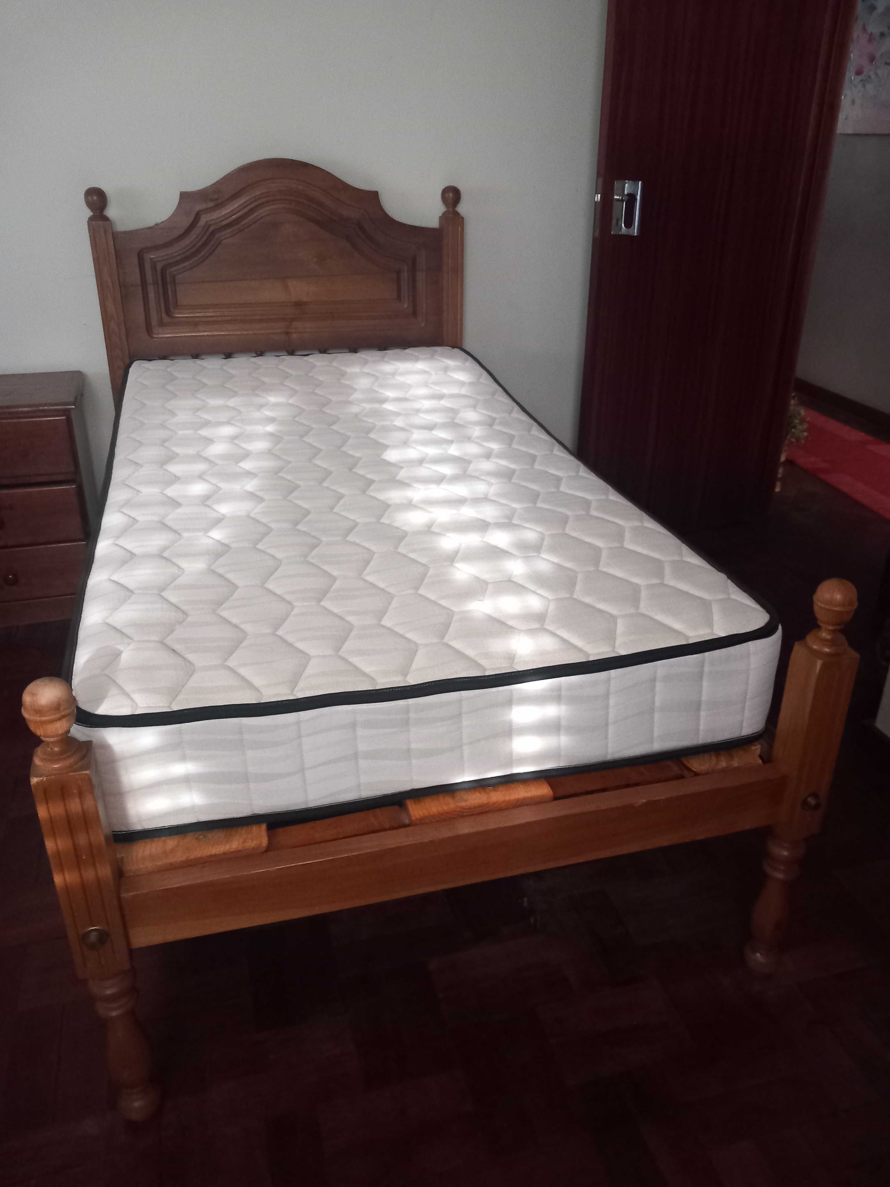 Cama com estrado e colchão