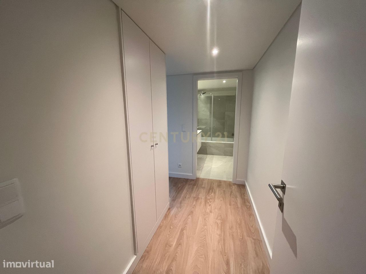 Ótimo T4 no Empreendimento VALRIO, com 189m2,  5WCs e dois parqueament