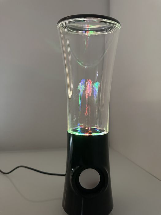 Colunas som com led e agua