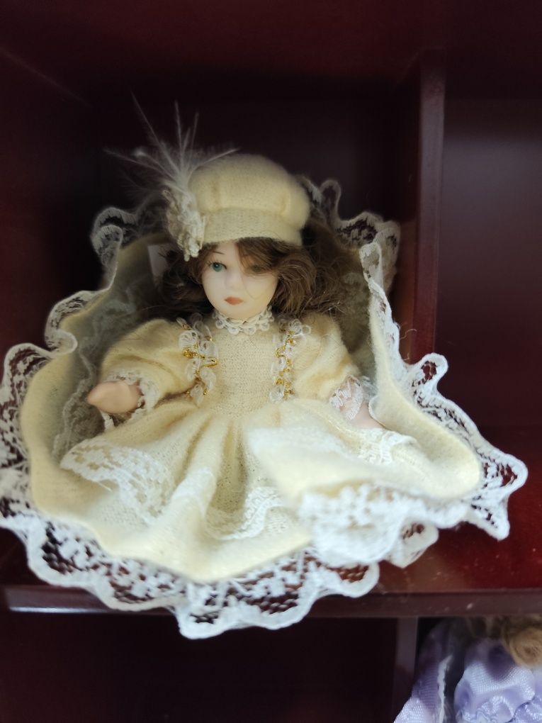 Bonecas de louça de coleção com expositor