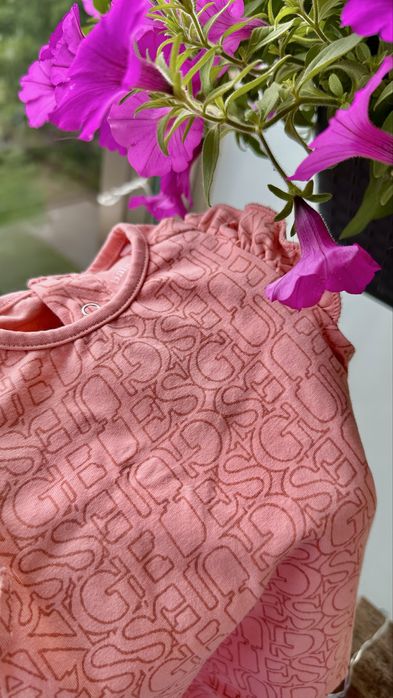 Rampers marki GUESS – rozmiar 56