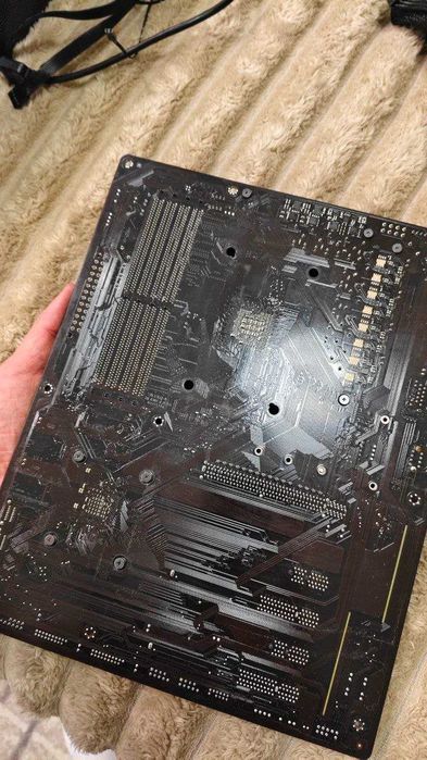 Топова материнська плата - Gigabyte X570 UD
