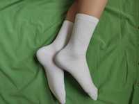 Високі шкарпетки з резинкою без малюнка, без принта. Білі та чорні.