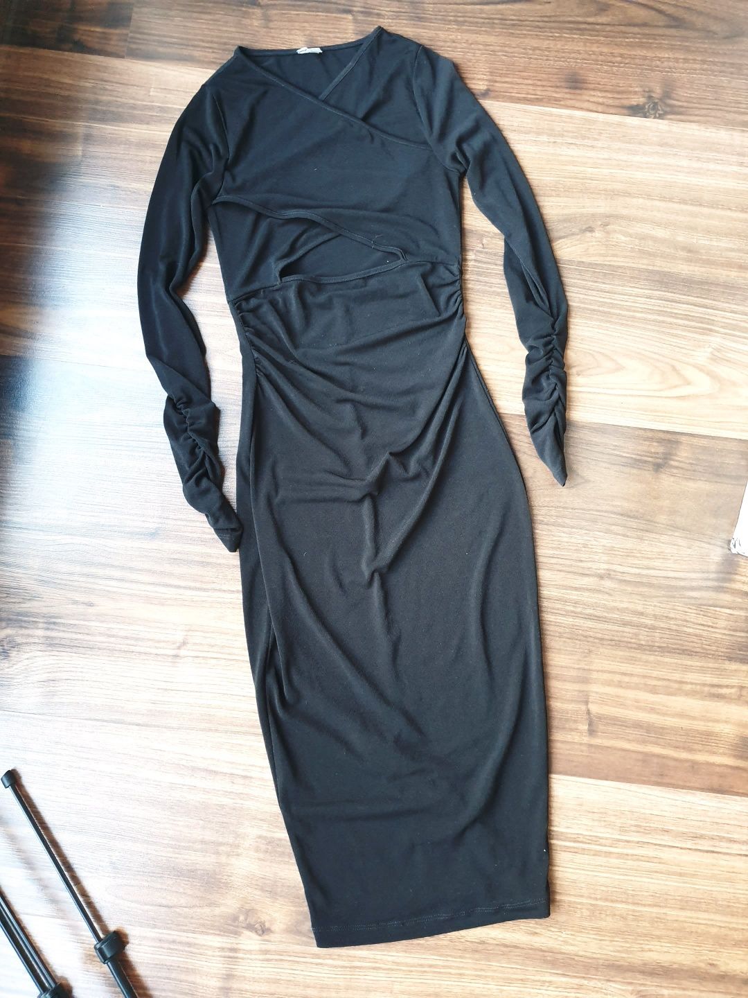Sukienka midi 32 ASOS xxs czarna rękawy ściągacz marszczenie z wycięci