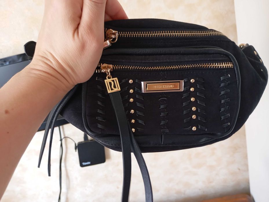 Стильна чорна з золотом містка поясна сумка бананка River Island