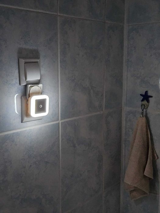 Lampka nocna LED z czujnikiem światła, zasilanie sieciowe, do gniazdka