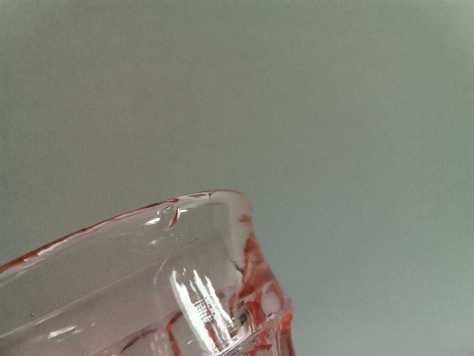 Stary mały ciekawy różowy wazon, wazonik szkło Art Deco
