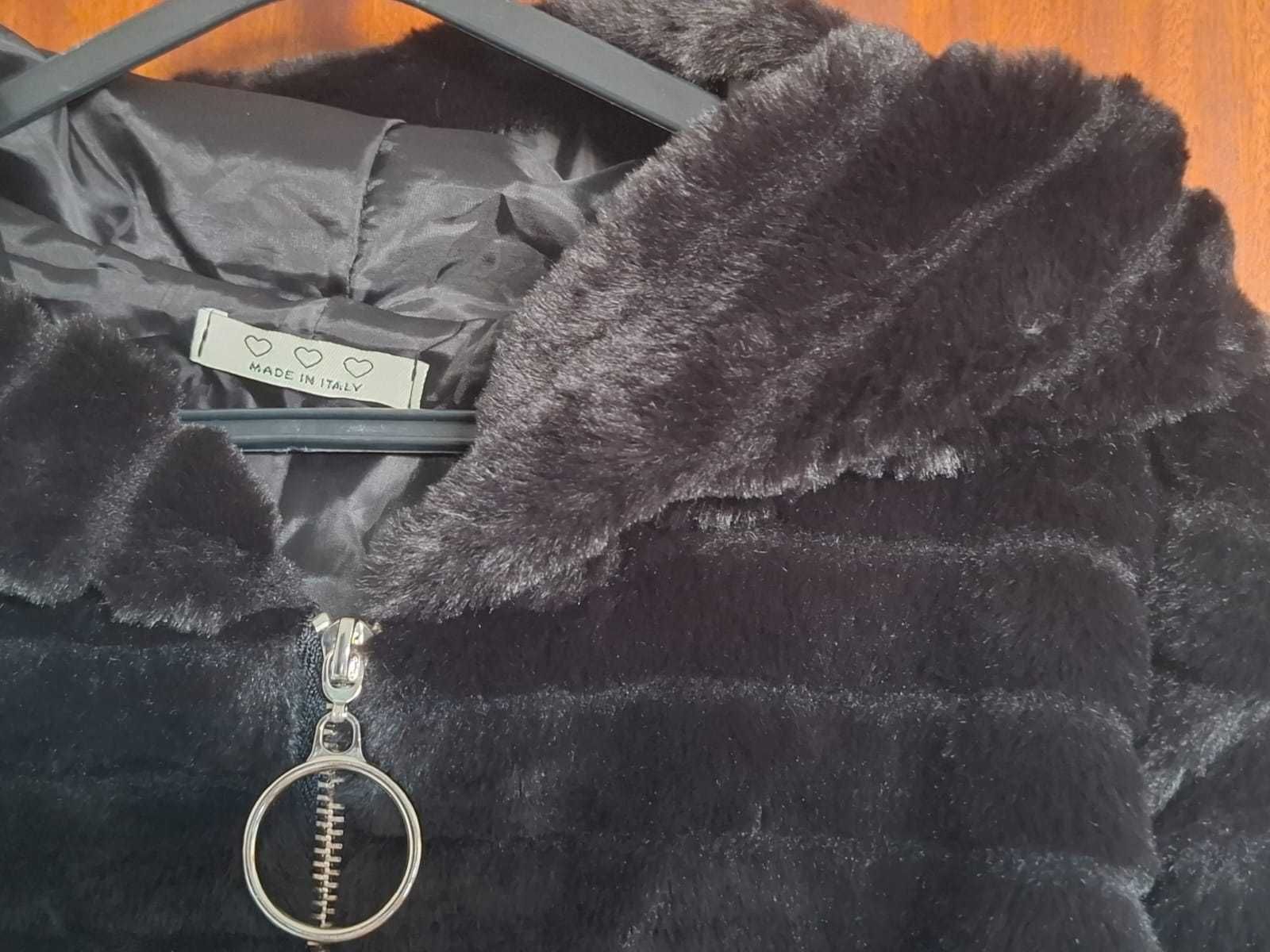 Casaco de pelo na cor preto
Tamanho L