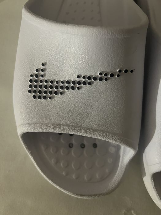 Шльопанці Nike.