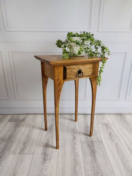 Stylowy elegancki drewniany stolik