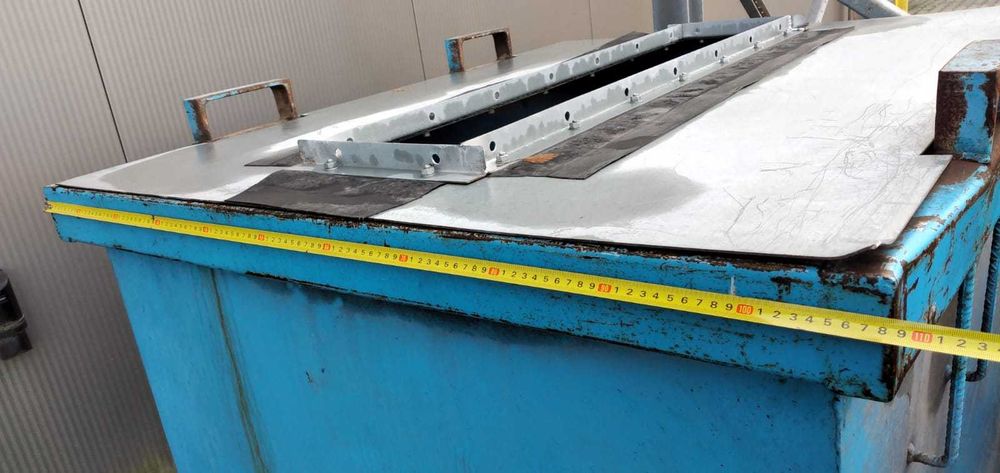 Kontener metalowy z otwieranym dnem i uszami