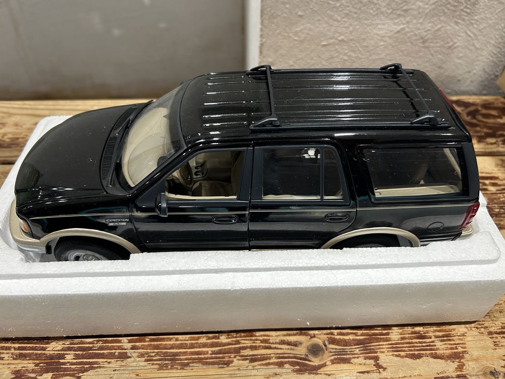 Ford Expedition Eddie Bauer UTmodels 1/18