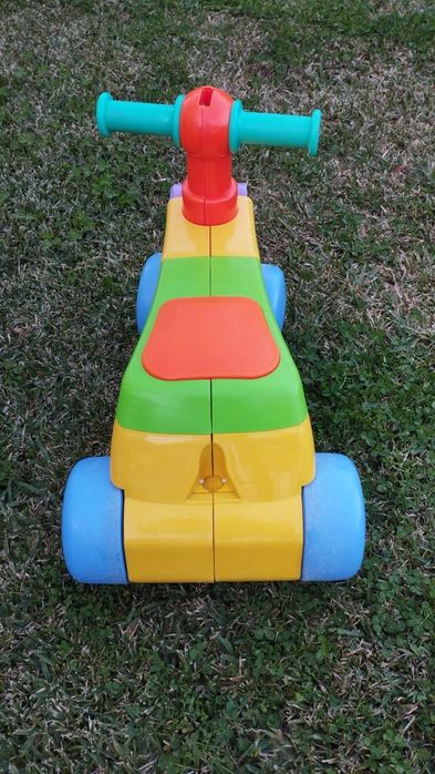 Andador/triciclo Tomy para bebé