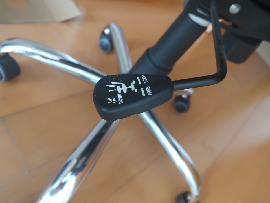 25 EUR Cadeira escritório usada com elevador a funcionar