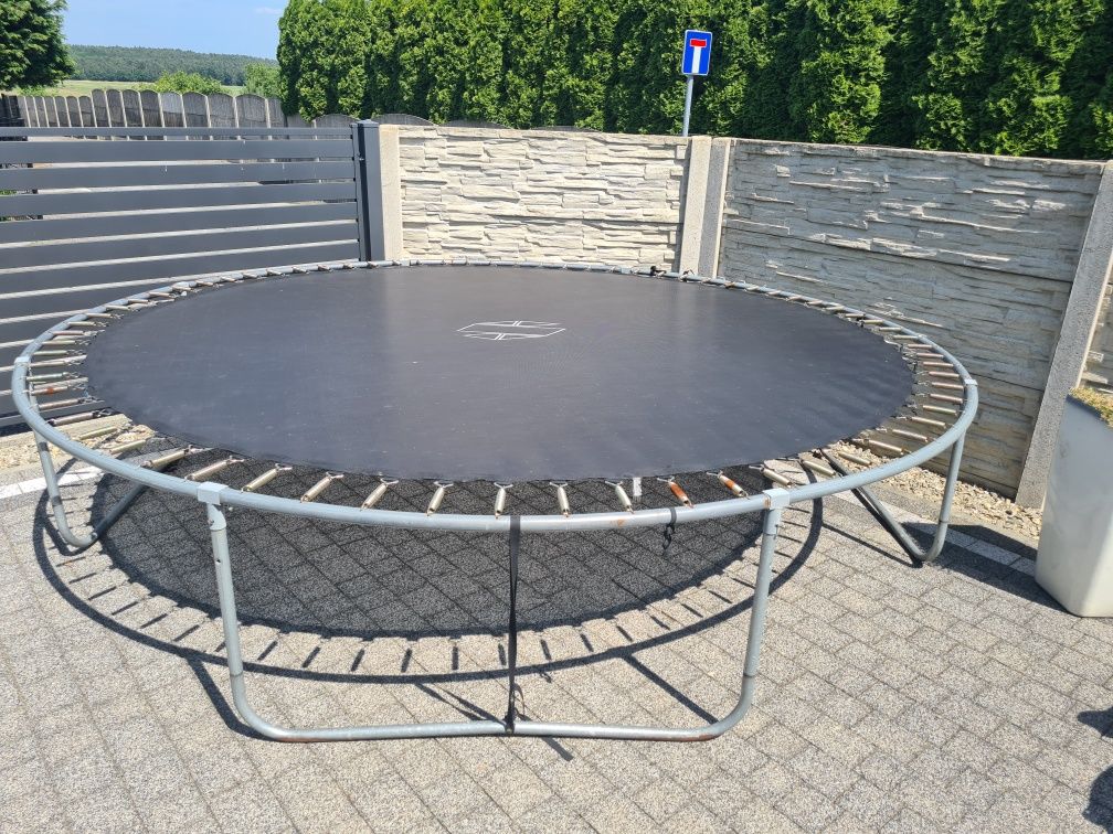 Trampolina używana bez siatki