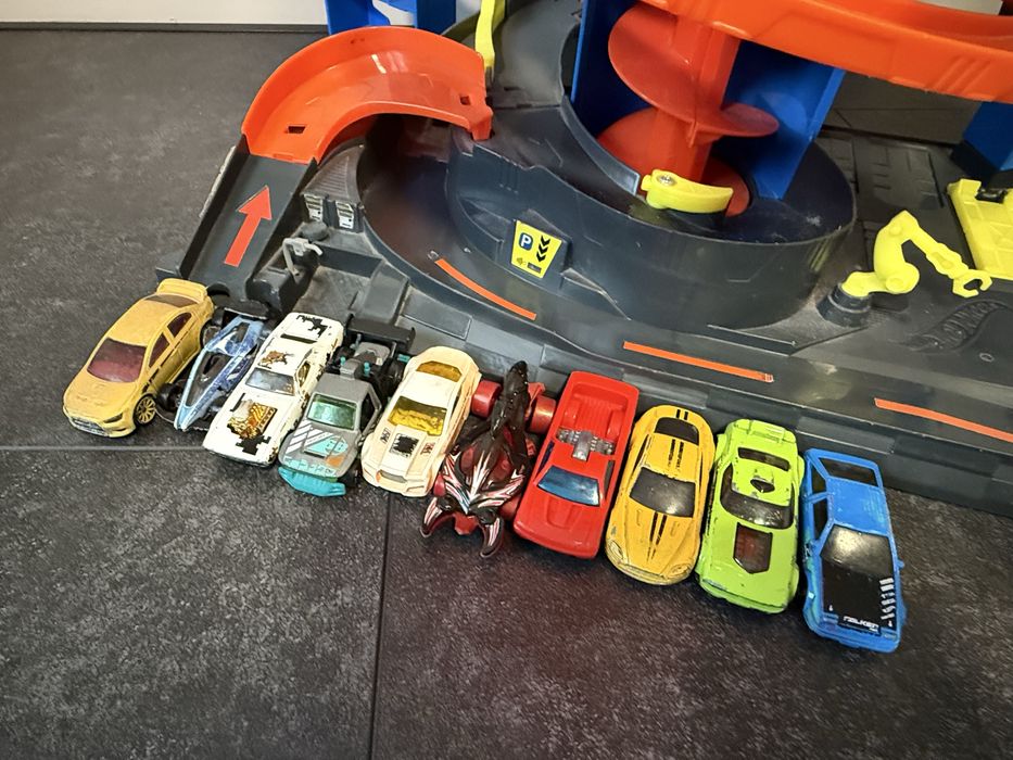 Hot Wheels Mega garage GTT95+ 10 машинок hot wheels