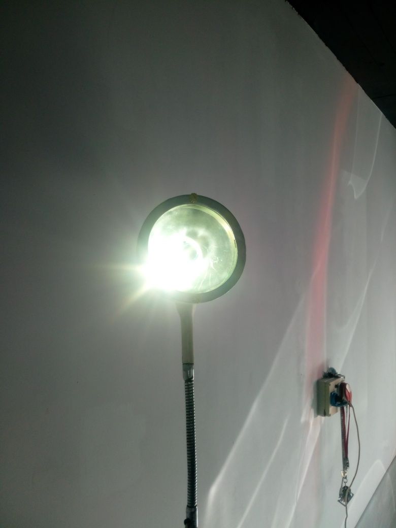 Lampa medyczna zabytek PRL .