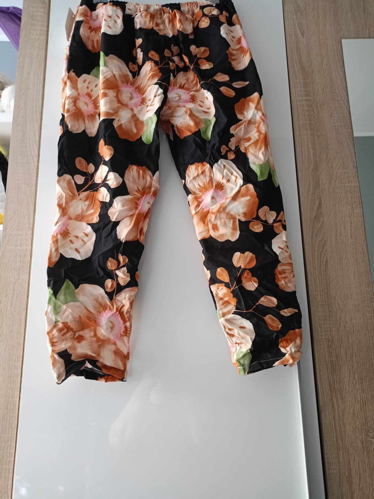 Nowe spodnie damskie w kwiaty