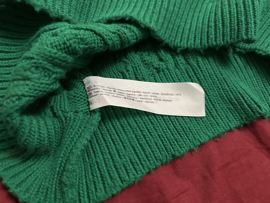 Смарагдовий светр з високим горлом