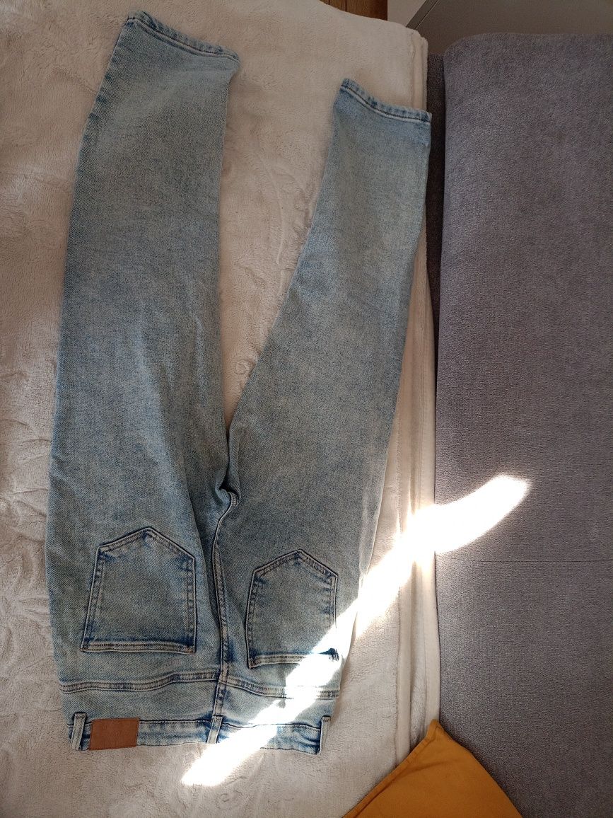 Jeansy mom fit z bardzo wysokim stanem