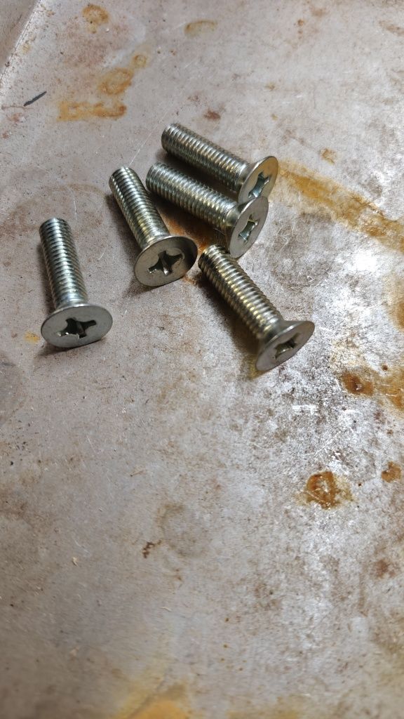 Śruby m8 x 30 z łbem stożkowym