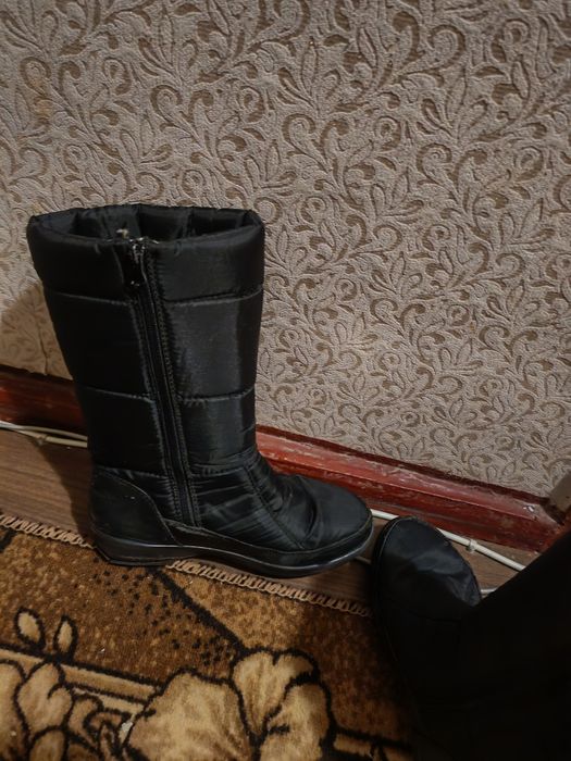 Зимні, теплі сапоги-дутики.