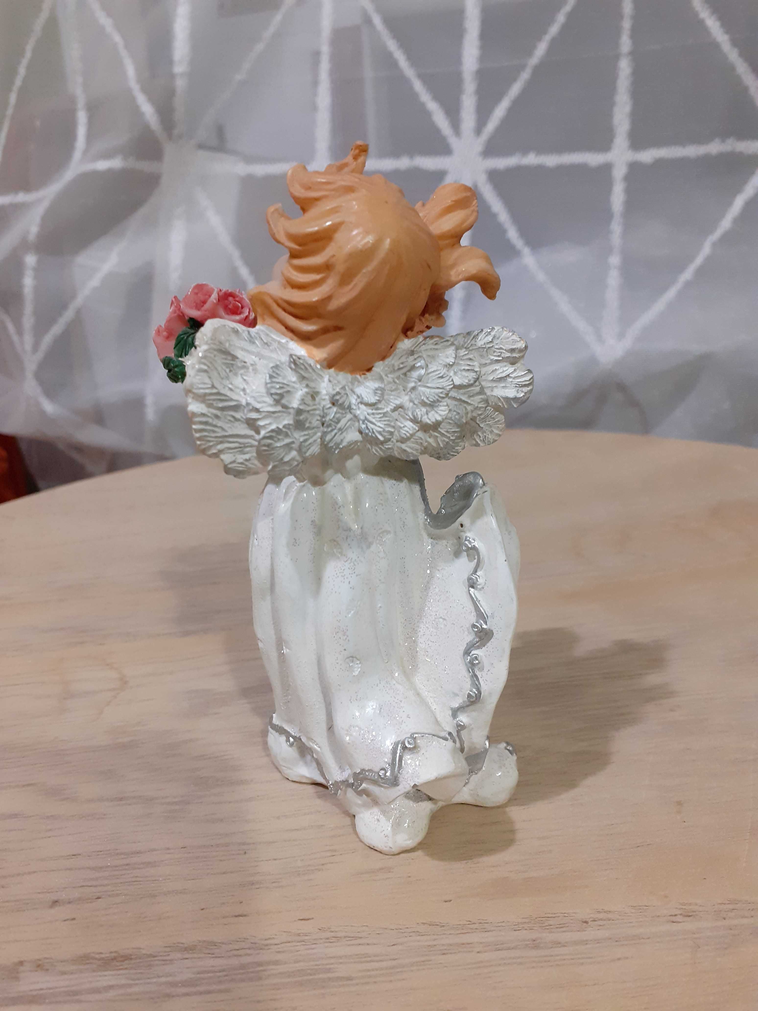 Figurka polimerowa aniołek z kwiatami