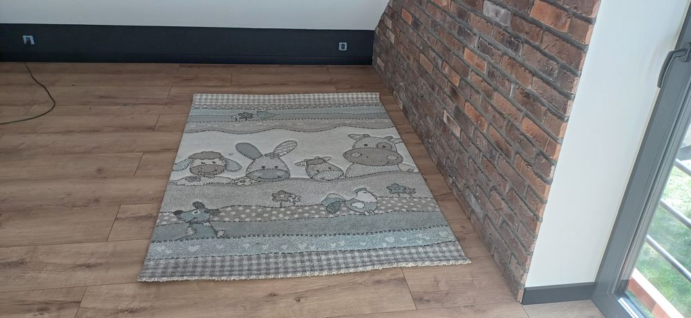 Sprzedam śliczny dywanik dziecięcy 140x200