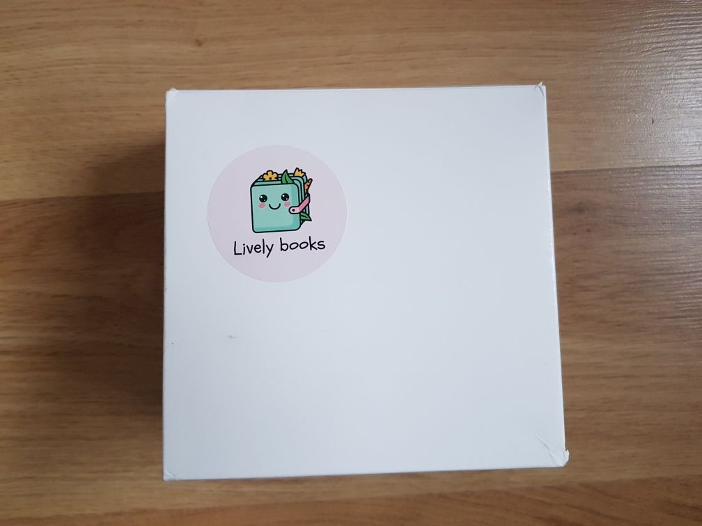 Ksiązeczka sensoryczna filcowa Lively Books + pudełko