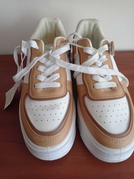 Buty sportowe damskie.