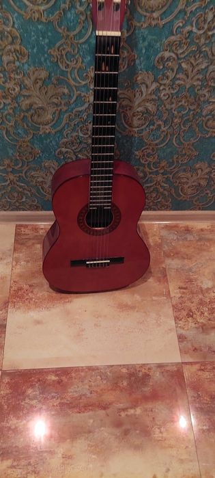 Гитару продам красивую настроенна можно сразу играть