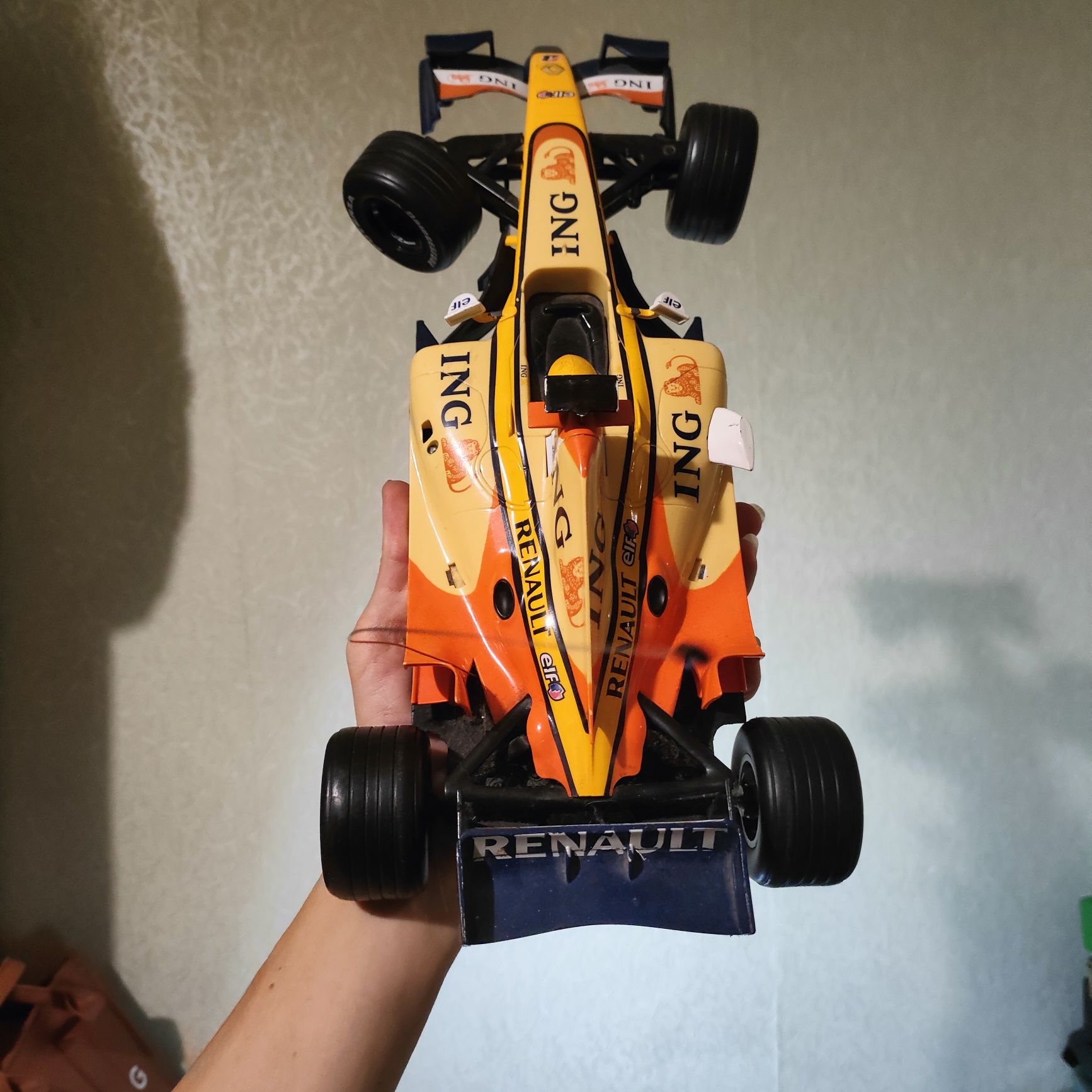 Моделька машины Renault гоночная под ремонт