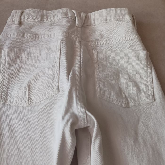 Штани джинси білі кльош на дівчину