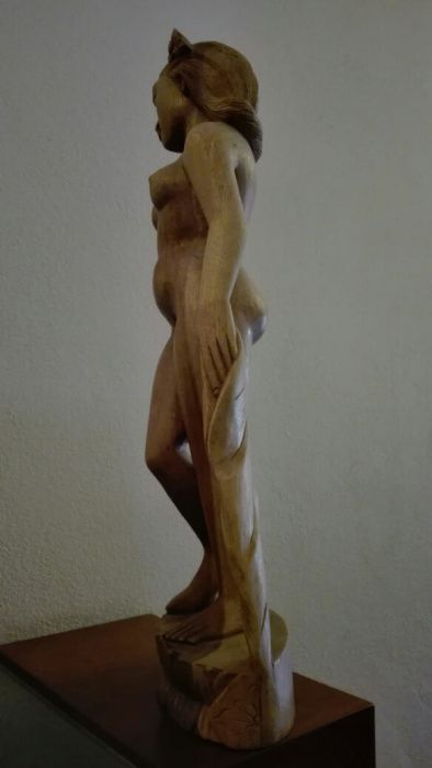 Estatueta de madeira