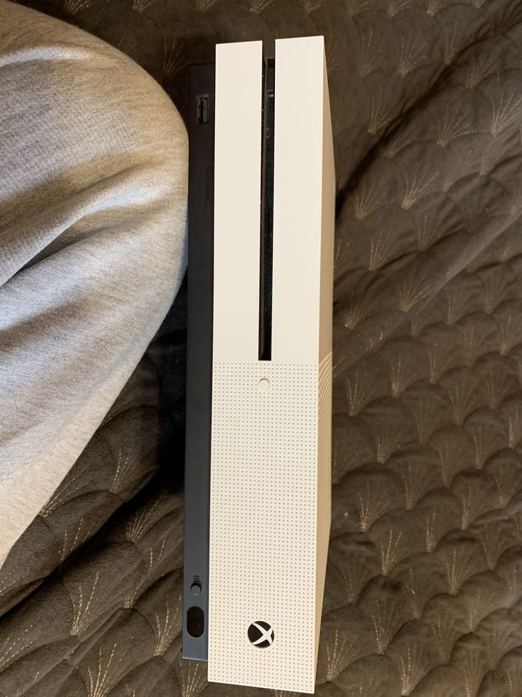 Xbox One S 500gb + 3 гри