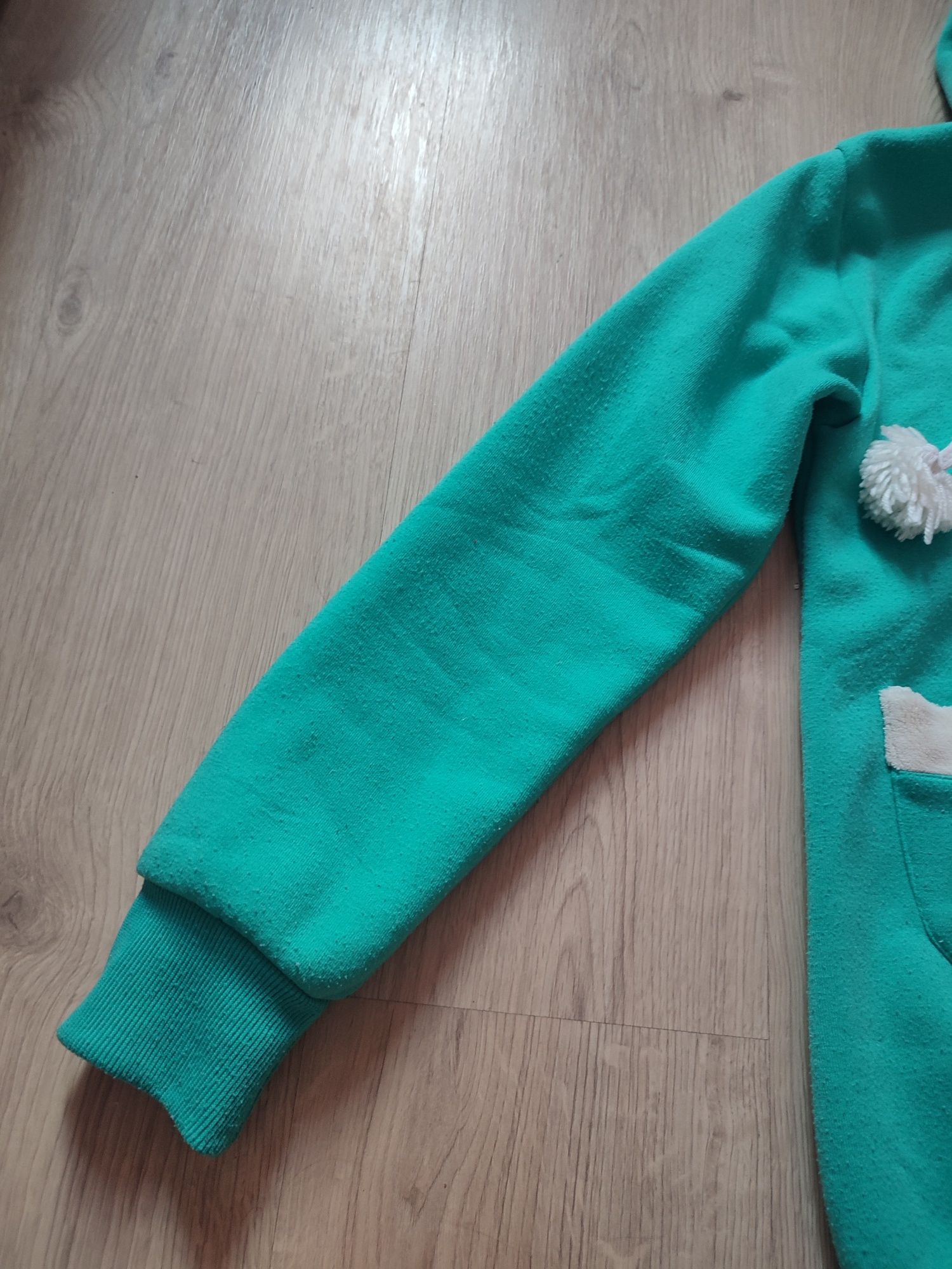 Zielona bluza sweter z kapturem i pomponami miś