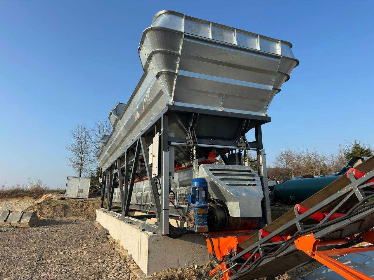 Bbunkier 60 m³ do wytwórni betonu z 3 przegrodami, ocynkowany