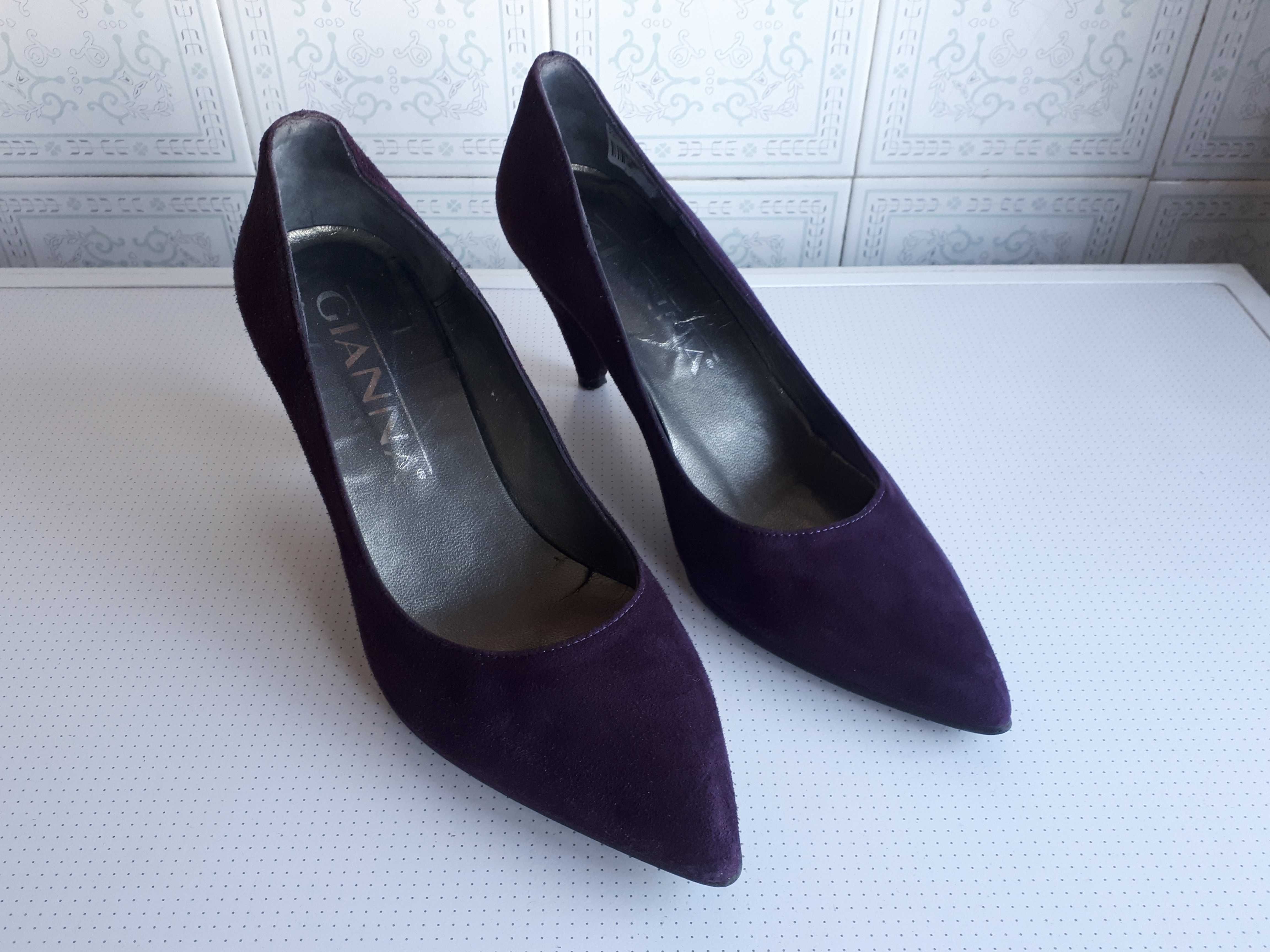 Sapatos em camurça tamanho 37 com pouco uso