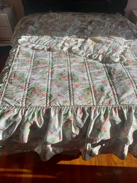 Edredão cama de casal em tons de verde e rosa