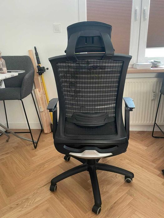 Fotel biurowy MITTO KB-8915A – wygodny, używany, kauczukowe kółka