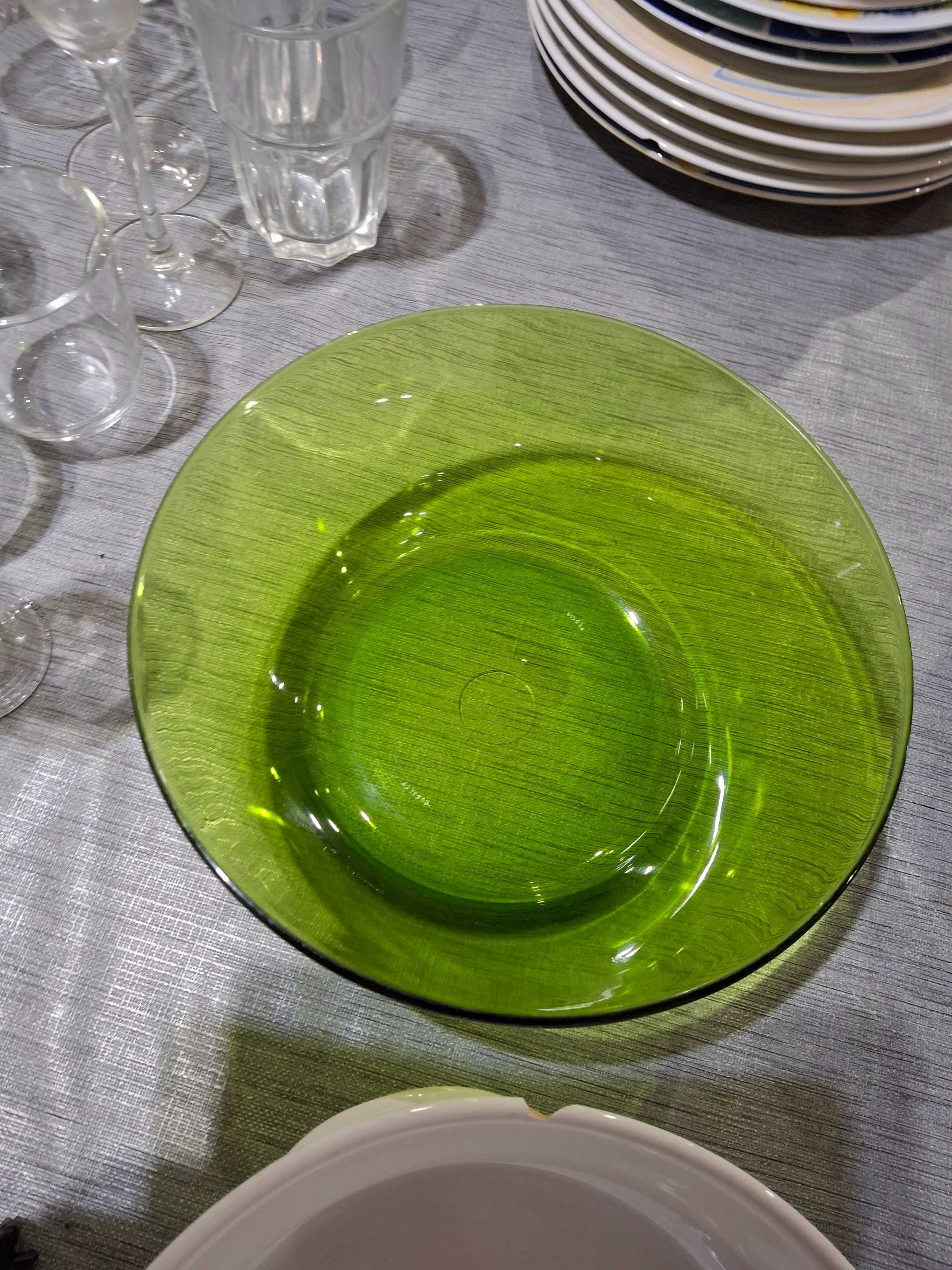 Conjunto de pratos e taças