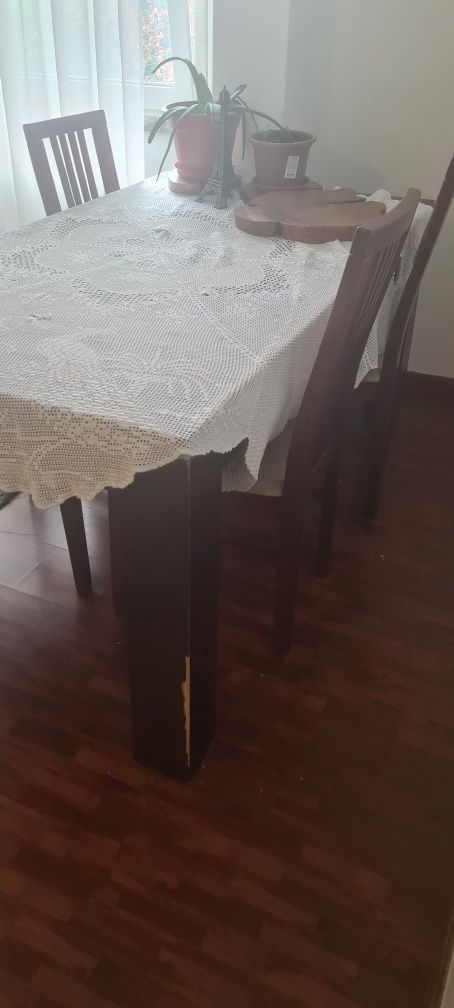 Mesa de sala com 4 cadeiras