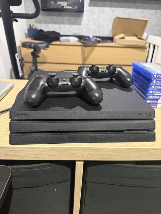 Konsola PS4 PRO 2 komplet - 2 Pady, 7 gier CD