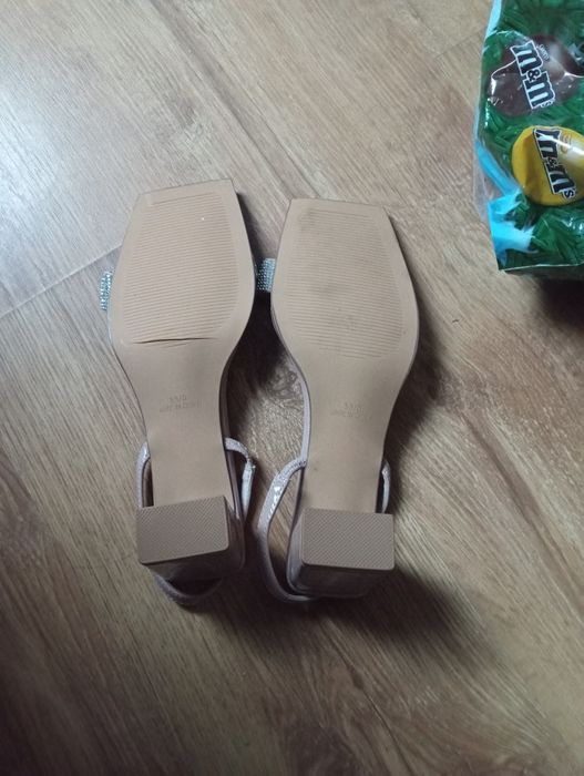 Beżowe sandały z diamencikami