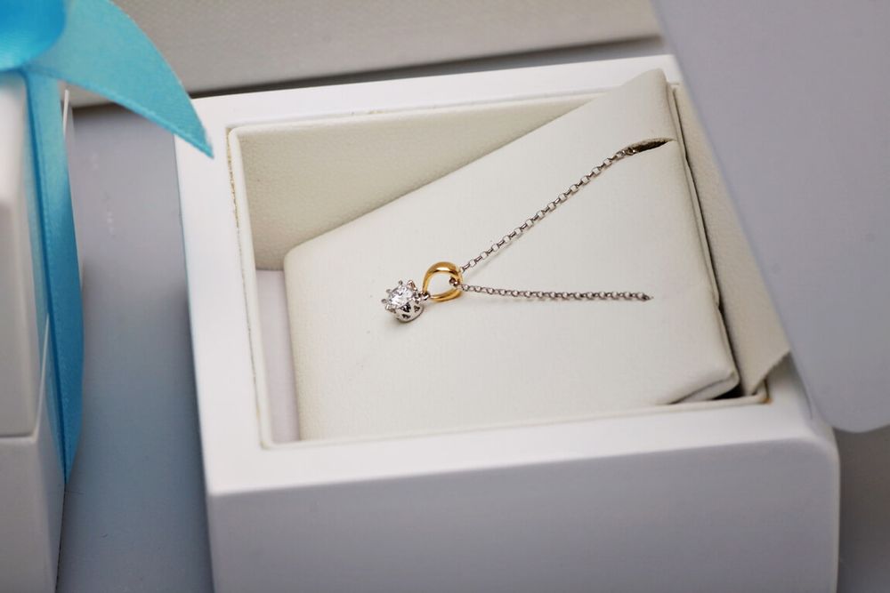 Złoty wisiorek Staviori z diamentem